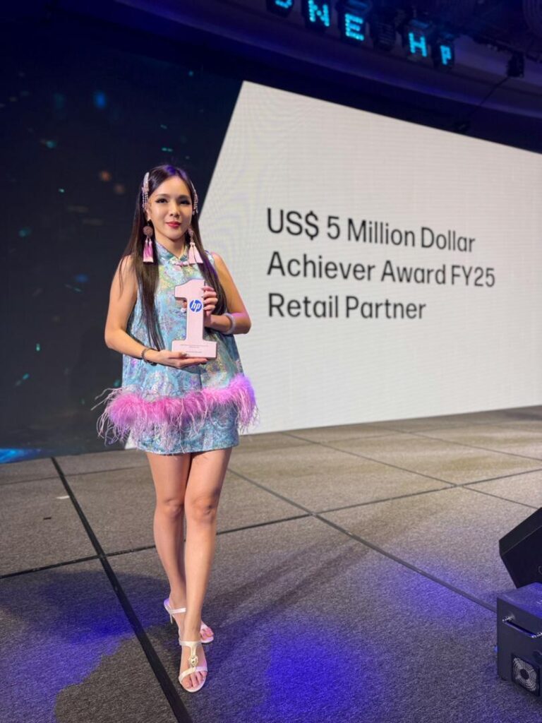 Associate Director Christine Wong holding the US$5 Million Dollar Achiever Award FY25 Retail Partner