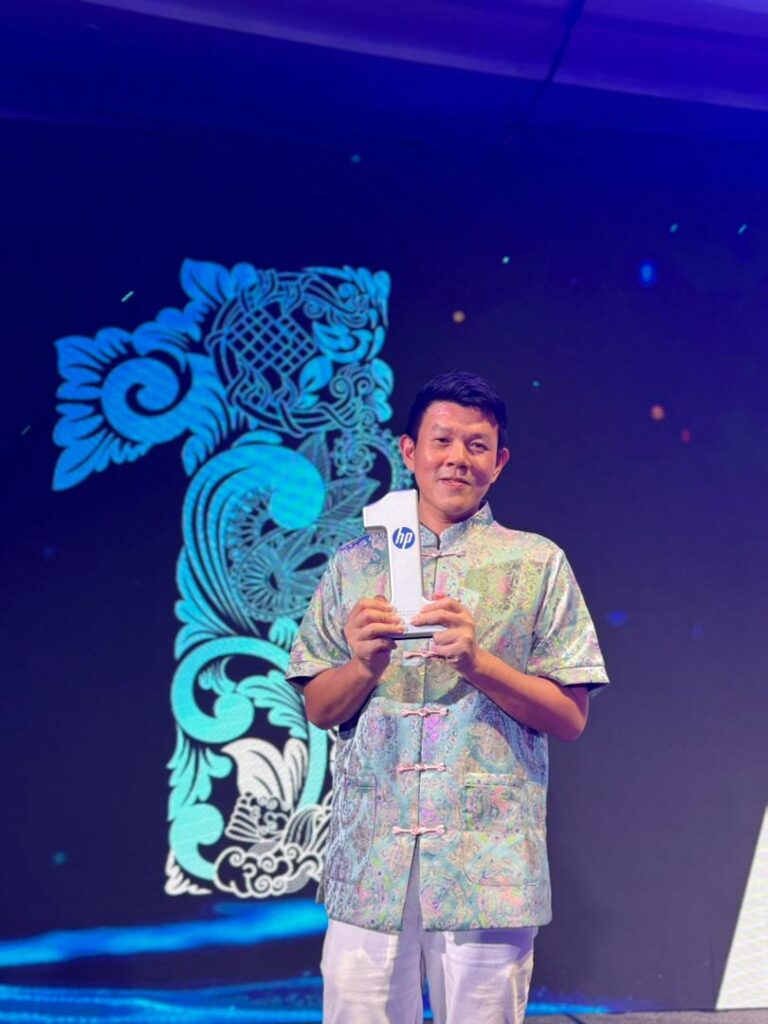PC Image Director Simon Kong holding the HP Top Retail Partner Malaysia award trophy
